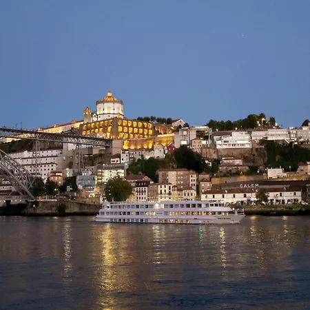 Cozy Getaway In With Balcony Apartamento Oporto